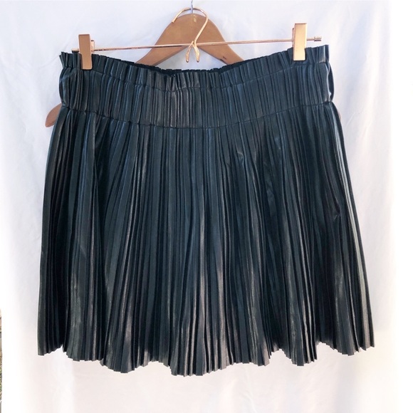TUCKERNUCK | POMANDER PLACE LARGE FAUX LEATHER PLEATED SKORT - Picture 4 of 9